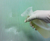 （4）嘔吐物が付着した床にミストを浸る程度スプレーし、10分放置する。